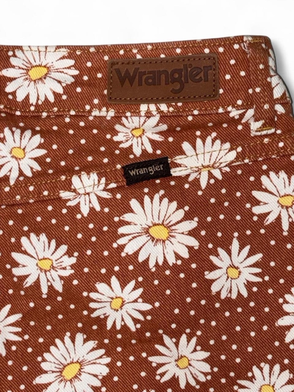 Wrangler Brown Daisy Print Flare Jeans with White & Yellow Floral 2x32 EUC High - Picture 7 of 8